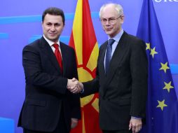 El presidente del Consejo Europeo, Herman Van Rompuy (der.), estrecha la mano del primer ministro de Macedonia, Nikola Gruevski. EFE  /