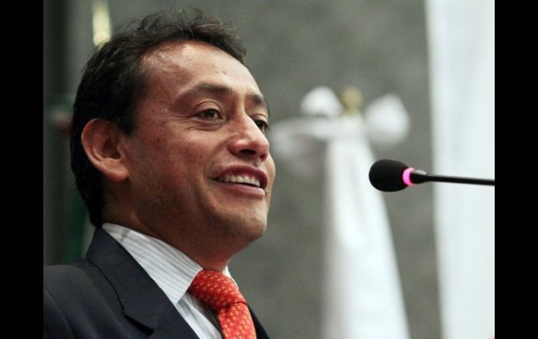 El secretario de Desarrollo Humano, Martín Hernández, hizo su solicitud de registro al PAN estatal.  /