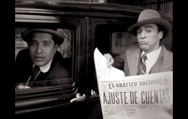 Para estudiar la vida de Juan Orol, Roberto Sosa (derecha) se dio a la tarea de ver las 58 producciones del director fallecido en 1988.  /