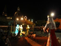 El nacimiento luce con la Catedral de fondo, en Plaza Liberación.  /