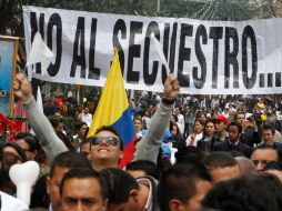 Miles de colombianos marcharon hoy por todo el país en contra del secuestro y la violencia. AP  /