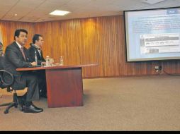 El procurador de Nuevo León (al fondo), descarta que haya más responsabilidad que la del crimen organizado. NTX  /