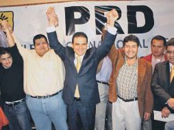 Silvano Aureoles (centro) aboga por un acuerdo nacional para garantizar la legalidad de los próximos comicios. EL UNIVERSAL  /