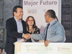 El titular de Educación del Distrito Federal, Mario Delgado (izq.), participó el lunes en el evento ''Más libros, mejor futuro''. NTX  /