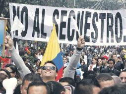 Miles de personas llenan las calles de Bogotá exigiendo a la guerrilla acabar con los plagios. AP  /