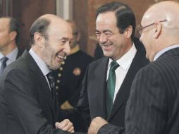 Alfredo Pérez Rubalcaba (izq.) es uno de los candidatos para llegar a la secretaría general del partido. EFE  /