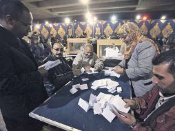 Encargados de casillas cuentan boletas electorales, en El Cairo. EFE  /