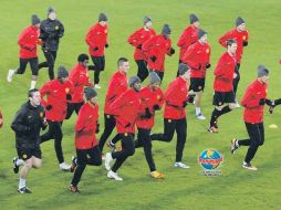 Elementos del Manchester United trotan durante su práctica previa al vital duelo ante el Basilea. AP  /