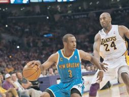 Chris Paul (con el balón), de Nueva Orleáns, podría vestirse con el jersey de los Lakers. GETTY IMAGES SPORT  /