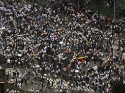 Miles de colombianos marcharon ayer en Bogotá para exigir un alto a la violencia de la FARC. ARCHIVO  /