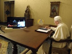 Benedicto XVI iluminó la tarde de este miércoles el árbol de Navidad más grande del mundo. REUTERS  /