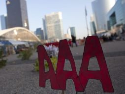 Un pequeño cartel que muestra la triple A, referida a la máxima calificación sobre la deuda soberana a las afueras de París. EFE  /