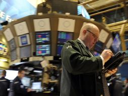 Agentes de cambio y bolsa trabajan en la Bolsa de Nueva York.  /