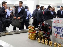 Los jugadores del Monterrey a su llegada al aeropuerto de Japón. MEXSPORT  /