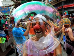 Un payaso sorprende a los comerciantes y  asistentes de una plaza en Río hoy en una payaseata. EFE  /