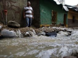 Vista de una calle en un popular barrio del centro de Caracas afectado por las fuertes precipitaciones. EFE  /