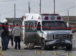 Sicarios acabaron con la vida de dos paramédicos y dos pacientes que se dirigían a un hospital, después de un enfrentamiento. AP  /