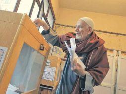Un egipcio logra sufragar antes de que las casillas fueran cerradas para su conteo en el barrio de Manial, en El Cairo. AFP  /