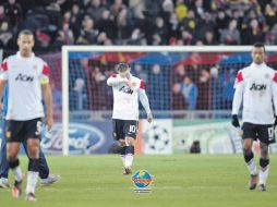 El delantero Wayne Rooney (centro) abandona el terreno de juego tras la derrota ante el Basilea. AFP  /