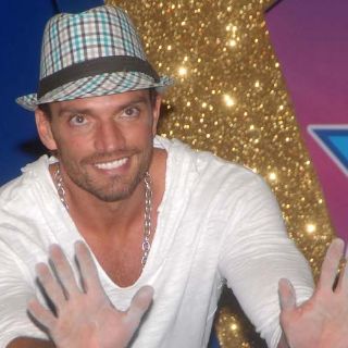 Presenta Julián Gil calendario 'Intimo' 2012 más atrevido y sensual