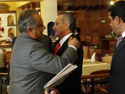 En su primer día al frente de la secretaria de Gobierno, Víctor González Romero (centro), se reunió con líderes parlamentarios.  /