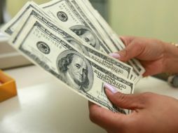 La moneda estadounidense cerró la jornada de hoy con una ganancia de 21 centavos frente al peso. ARCHIVO  /