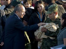 El Presidente Felipe Calderón le agradeció a las Fuerzas Militares por su esfuerzo por proteger a las familias. EL UNIVERSAL  /