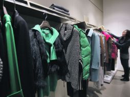 Indudablemente los colores oscuros marcan la tendencia en esta temporada. REUTERS  /