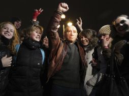 Junto a otras personas, un hombre con una máscara de Vladimir Putin protesta por los resultados de las elecciones en Rusia. EFE  /