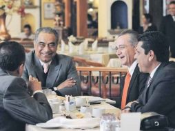 El secretario de Gobierno, Víctor Manuel González (con lentes), dialoga con Roberto Marrufo, Raúl Vargas y Gustavo Macías. ESPECIAL  /