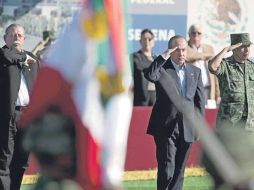 Felipe Calderón (centro) reconoce la labor de los soldados. A su derecha, el gobernador de Tamaulipas, Egidio Torre Cantú. AP  /