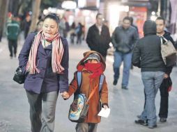 Las temperaturas bajo cero obligan a los menores a permanecer en casa. Autoridades recomiendan tomar precauciones.  /