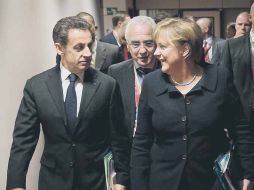 La canciller alemana Angela Merkel y el presidente francés Nicolas Sarkozy enfrentan resistencias de sus homólogos europeos. EFE  /