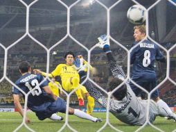 El delantero del Kashiwa Reysol, Masato Kudo (centro) anota el segundo y definitivo gol. AP  /