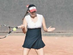 Ana Lorena Belmar pasó a cuartos de final en singles luego de vencer en un duro partido a Jessica Hinojosa.  /