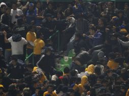 Una vez afuera del recinto los aficionados se pelearon hasta llegar a las pedradas. REUTERS  /