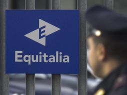 Un oficial de policía vigila en la sede de una filial de la empresa pública italiana Equitalia en Roma. EFE  /