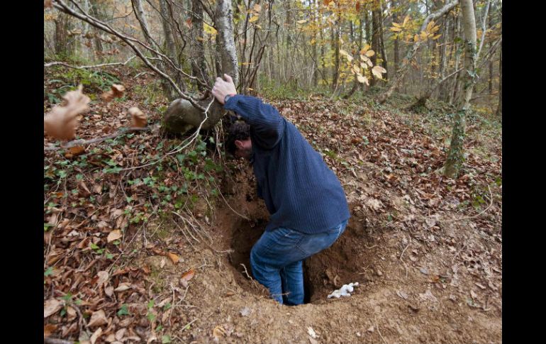 El bidón se halló en una zona montañosa cercana a unas canteras, donde fue descubierto por un excursionista. EFE  /