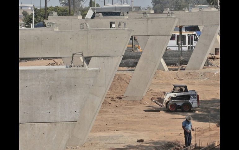 La restricción es para realizar obras de cimentación y construcción de una columna que sostendrá al puente vehicular.  /