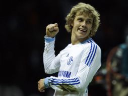 Teemu Pukki, jugador del Schalke celebra el gol que marcó la victoria de su equipo ante el Bayern. AP  /