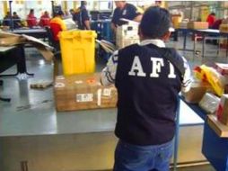 La policía Federal con el apoyo de elementos caninos localizaron los paquetes con la droga.  /