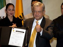 Andrés Manuel López Obrador formalizó hoy la precandidatura del PT a la Presidencia de la República. AP  /