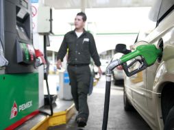 En lo que va del año, la gasolina Magna registra un incremento de 96 centavos respecto al cierre de 2010. ARCHIVO  /