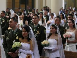 Parejas celebraron hoy una boda colectiva en la catedral de Bogotá. REUTERS  /