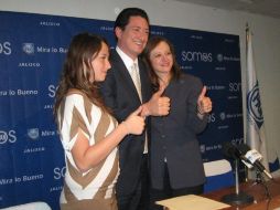 Alonso Ulloa Vélez acudió a las oficinas del Comité Directivo Estatal en compañía de su familia. ESPECIAL  /