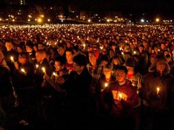 Estudiantes de Virginia Tech en una vigilia en memoria del oficial asesinado ayer. El homicida actuó solo, dijo la policía. REUTERS  /
