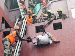 Algunos pacientes fueron evacuados del edificio con cuerdas y poleas. AP  /