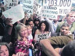 Como es tradición en este tipo de actos, grupos ecologistas protestaron a favor del medio ambiente. AP  /