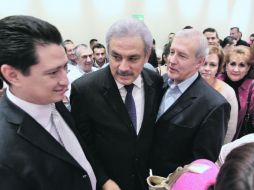 Alberto Cárdenas (centro) se registra como precandidato del PAN a Guadalajara.  /