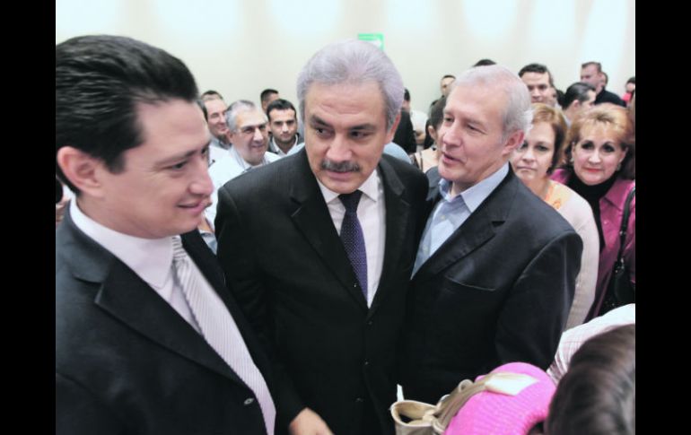Alberto Cárdenas (centro) se registra como precandidato del PAN a Guadalajara.  /